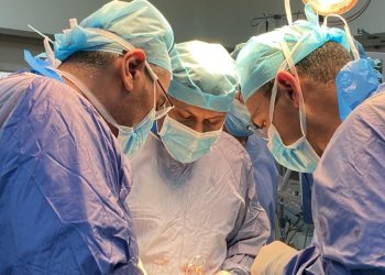 نجاحُ إجراء عملية جراحية معقدة لاستئصال ورم في القولون بمستشفى صور المرجعي