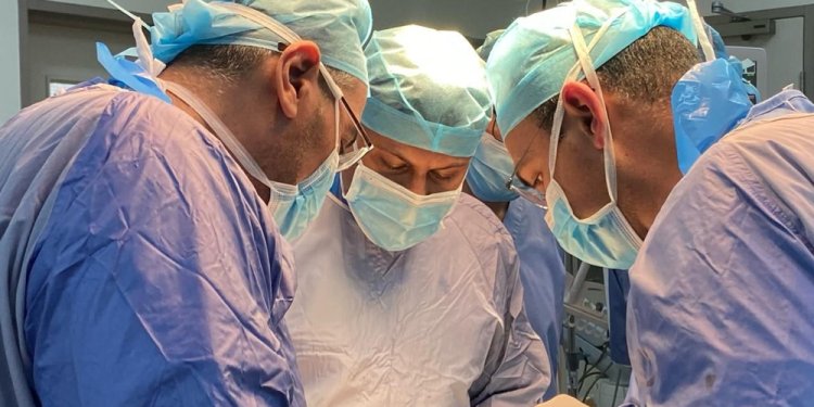 نجاحُ إجراء عملية جراحية معقدة لاستئصال ورم في القولون بمستشفى صور المرجعي