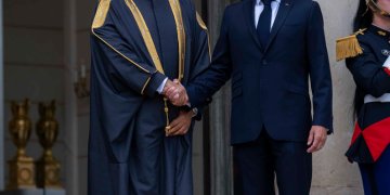 الرئيسُ الفرنسي يستقبلُ جلالةَ السُّلطان ويعقدان لقاءً ثُنائيًّا بقصر الإليزيه