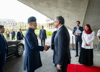 في باريس.. جلالةُ السُّلطان يزور مقرّ اليونسكو ويشيد بمسيرة التعاون الثقافي