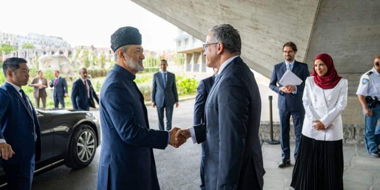 في باريس.. جلالةُ السُّلطان يزور مقرّ اليونسكو ويشيد بمسيرة التعاون الثقافي