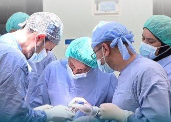 تعاون طبي بين مستشفيي النهضة والسويق يثمر عن إنجاز جراحي نوعي
