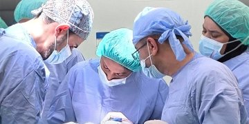 تعاون طبي بين مستشفيي النهضة والسويق يثمر عن إنجاز جراحي نوعي