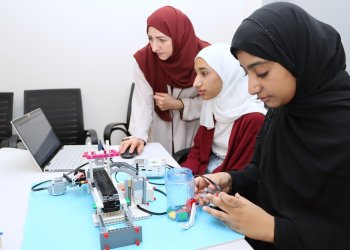 طالبتان عُمانيتان تطوران روبوتًا ذكيًّا لفرز النفايات باستخدام الذكاء الاصطناعي