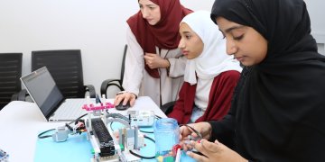 طالبتان عُمانيتان تطوران روبوتًا ذكيًّا لفرز النفايات باستخدام الذكاء الاصطناعي