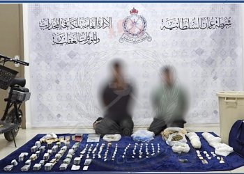 القبض على شخصين من جنسية آسيوية بتهمة نقل وترويج مواد مخدرة