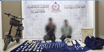 القبض على شخصين من جنسية آسيوية بتهمة نقل وترويج مواد مخدرة