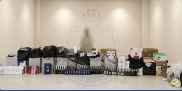 ضبط مشروبات كحولية وسجائر ومشتقات تبغ ممنوعة بحوزة وافد في إزكي