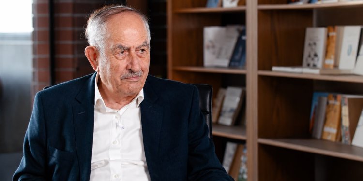 حارس الذاكرة: منهج بشار عواد في ضبط النص وقضايا الكتابة التاريخية