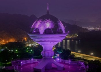 هل لفتت انتباهك؟.. هذا سبب اكتساء مبانٍ ومعالم في مسقط باللون البنفسجي