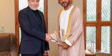 اتفاق عُماني إيراني على استمرار المباحثات الفنية والسياسية بشأن الملاحة في مضيق هرمز