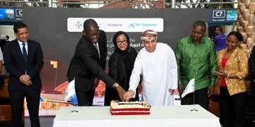 مطارات عُمان تحتفل بالتدشين الرسمي لرحلات الخطوط الجوية التنزانية إلى مسقط
