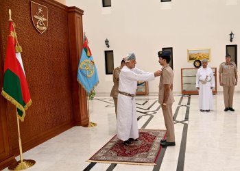 سمو السيد نائب رئيس الوزراء لشؤون الدفاع يقلد أجنحة الطيران لعدد من الضباط الطيارين
